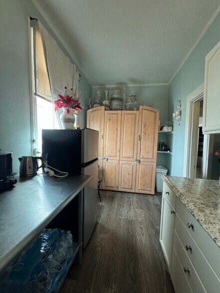 More Photos Of 1221 Overland Ave, Burley Storefront For Sale