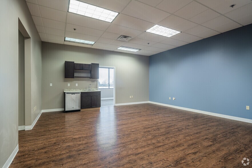 More Photos Of 16721-16765 Main St, Wildwood General Retail For Lease