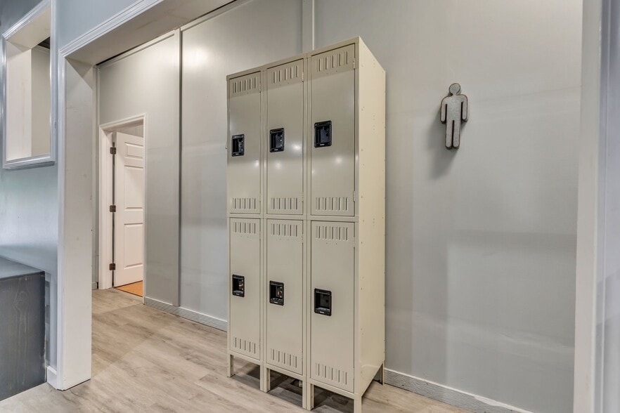 More Photos Of 207 Highway 96 N, Fairview Showroom For Sale