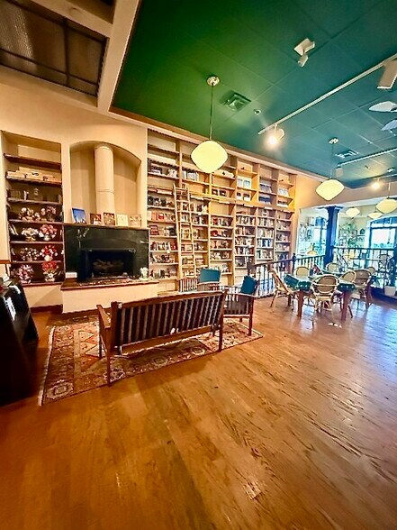 More Photos Of 1900 NW Expressway, Oklahoma City Office For Lease
