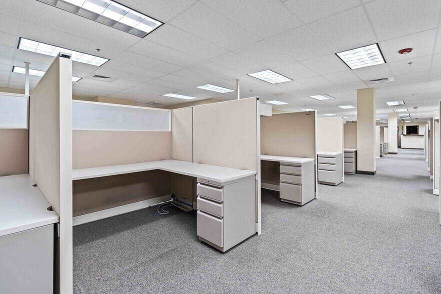 More Photos Of 222 N Plymouth Ave, New Plymouth Showroom For Sale