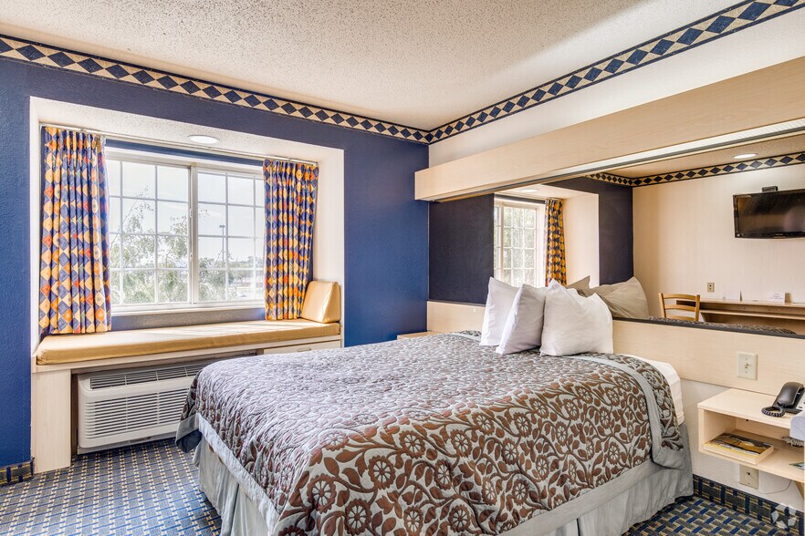 More Photos Of 1420 N Lorraine St, Hutchinson Hotel For Sale