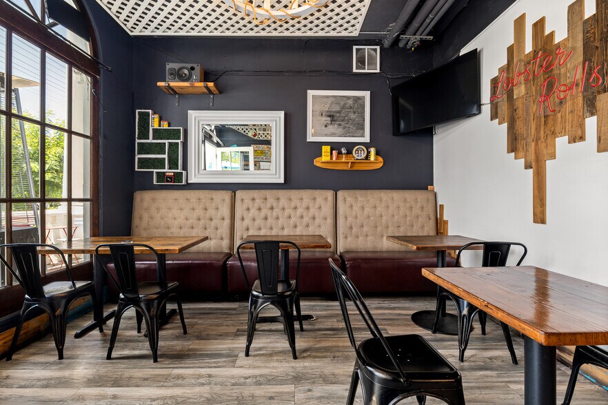 More Photos Of 20501 Ventura Blvd, Woodland Hills Office For Lease