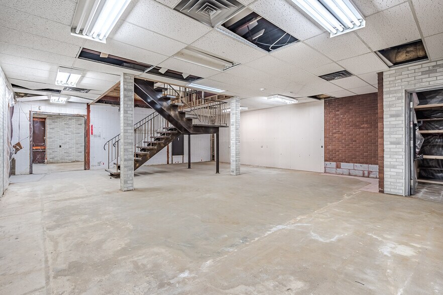 More Photos Of 5012 50 Av, Lloydminster General Retail For Sale