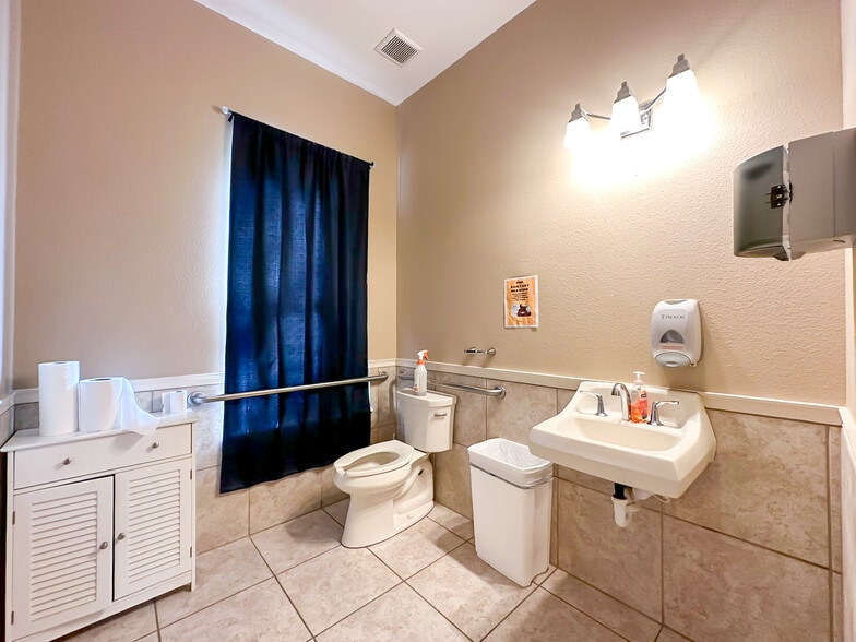 More Photos Of 180 Fitzgerald Rd, Lakeland Office For Sale