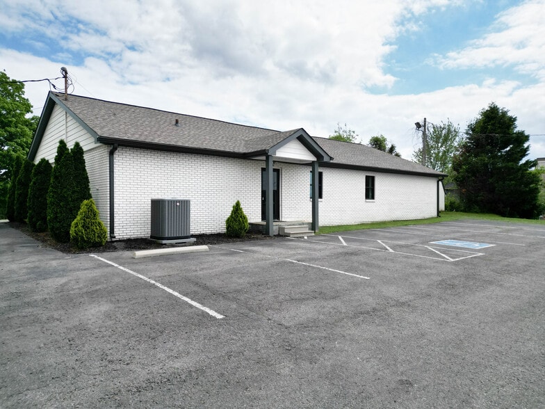 More Photos Of 99 Marion St, Clarksville Freestanding For Lease