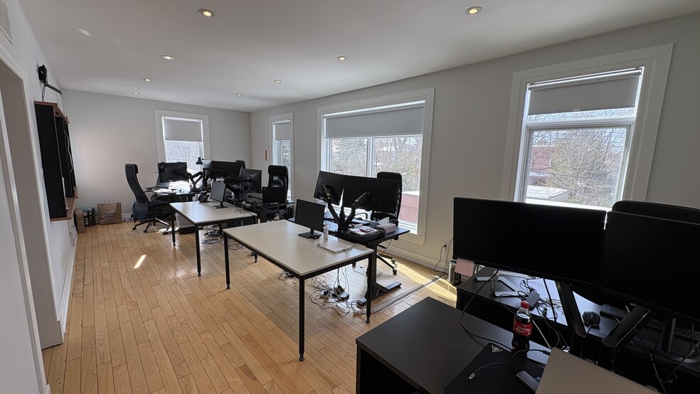 More Photos Of 510-512 Décarie Boul, Saint-Laurent Loft Creative Space For Sale