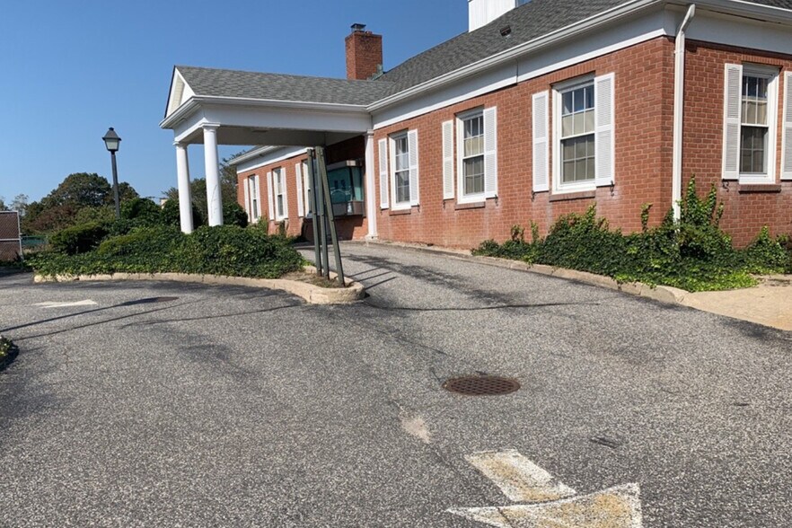 Primary Photo Of 500 Main St, Center Moriches Bank For Lease