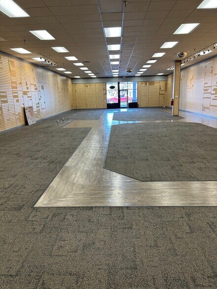 More Photos Of 124 E Jarman St, Hazlehurst Freestanding For Lease