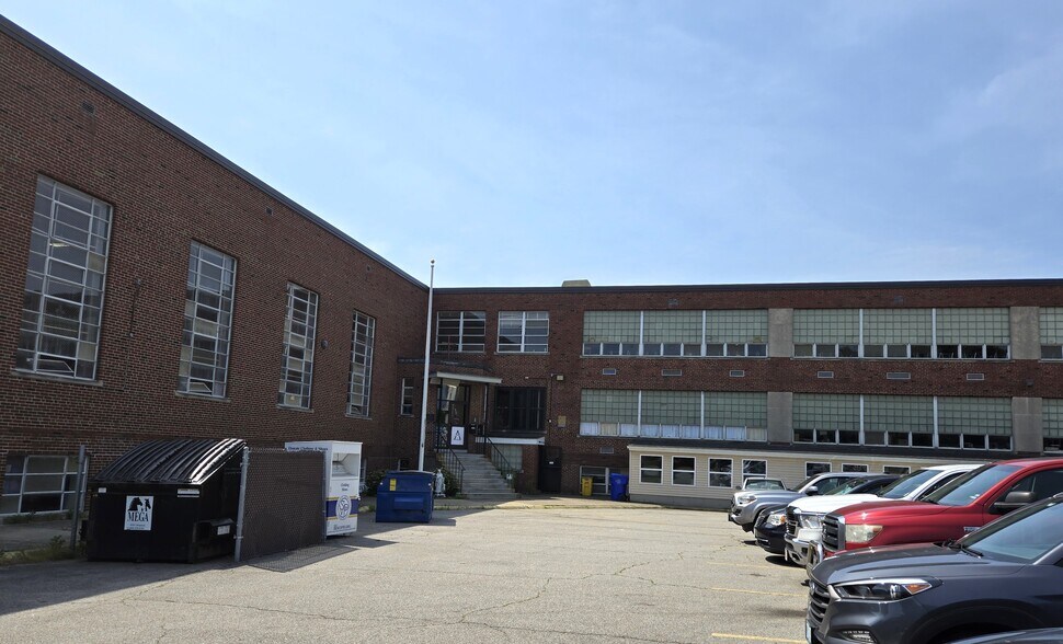 More Photos Of 55 Turner Ave, Riverside Schools For Lease