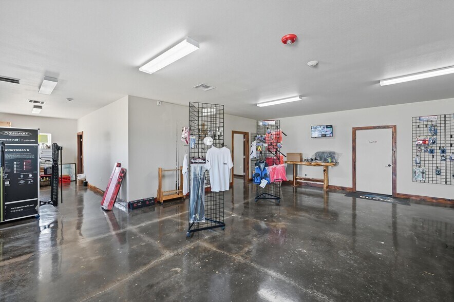 More Photos Of 180 E Chapman Dr, Sanger Warehouse For Sale