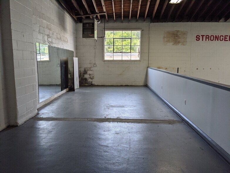 More Photos Of 250 S Kinzie Ave, Bradley Flex For Sale