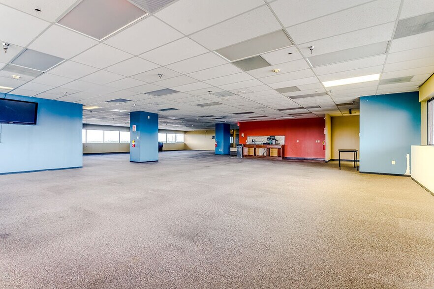 More Photos Of 2350 Valley View Ln, Dallas Loft Creative Space For Lease