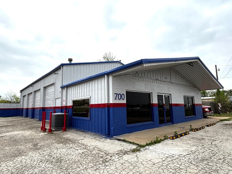 Primary Photo Of 700 S Stemmons Fwy, Sanger Flex For Lease
