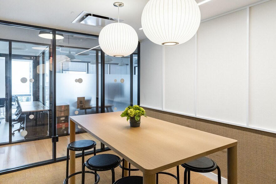 More Photos Of 1 S Dearborn St, Chicago Coworking Space