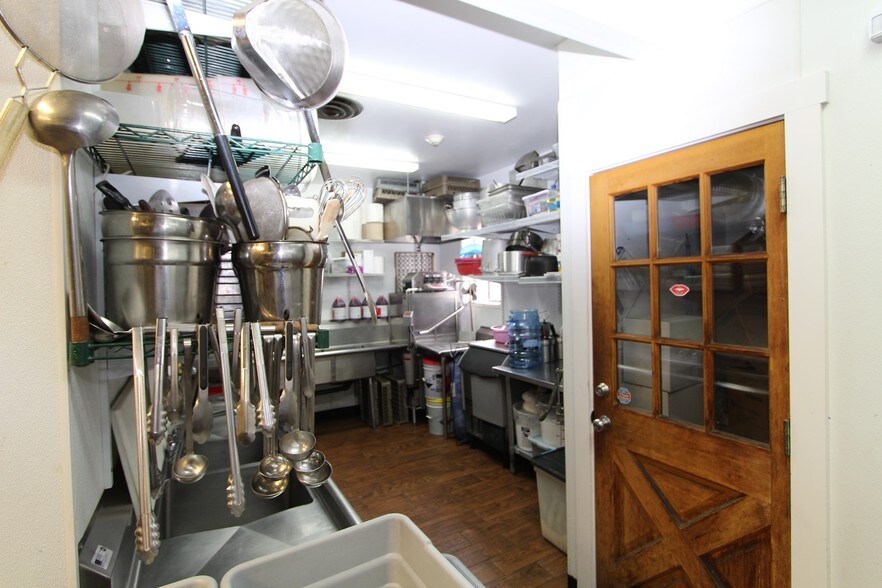 More Photos Of 7707-7711 SE 27th St, Mercer Island General Retail For Lease