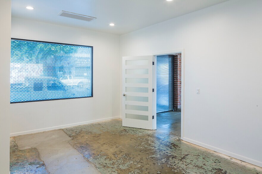 More Photos Of 1458 E 58th Pl, Los Angeles Showroom For Lease