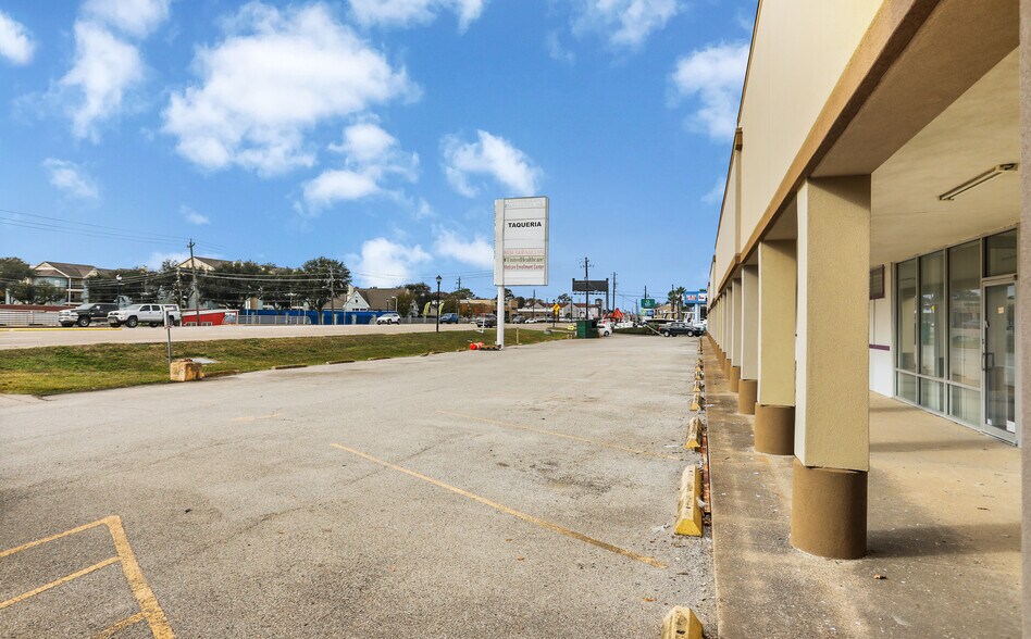 More Photos Of 2622 NASA Rd 1, Seabrook Unknown For Lease