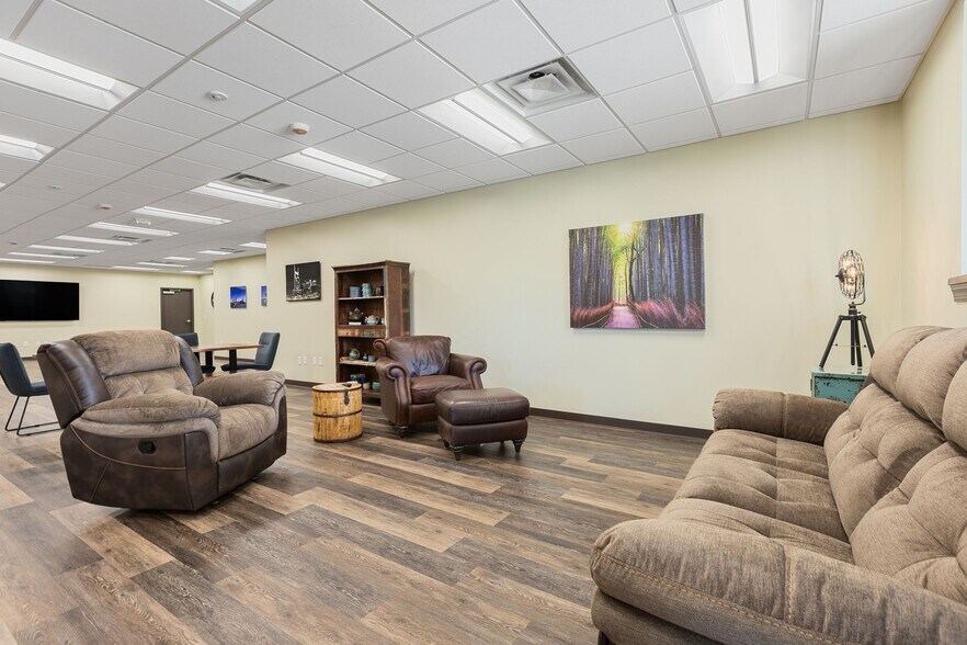 More Photos Of 533 Myatt Dr, Madison Showroom For Sale