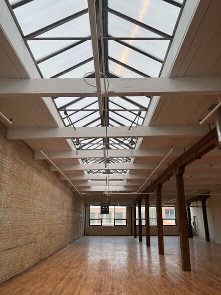 More Photos Of 1631-1639 W Carroll Ave, Chicago Light Distribution For Sale