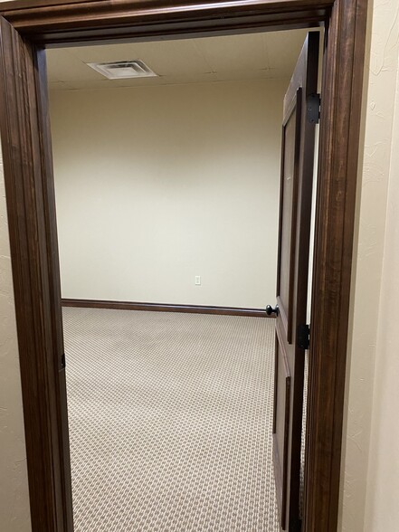 More Photos Of 307 E Danforth Rd, Edmond Office Residential For Sale