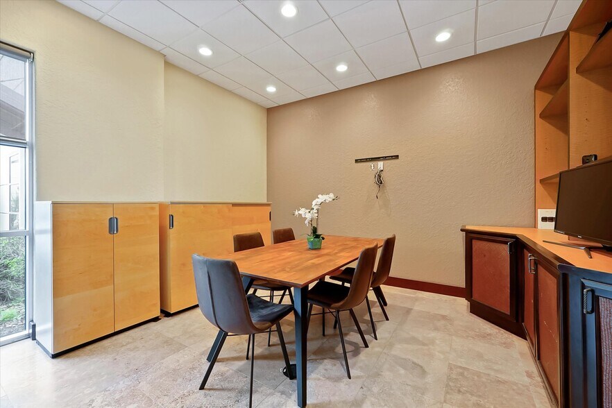 More Photos Of 8810 Commodity Cir, Orlando Showroom For Lease
