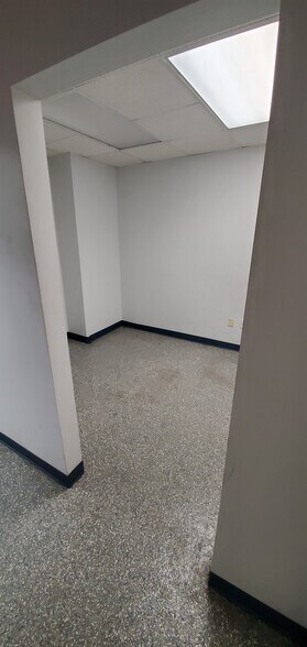 More Photos Of 5830 N Northwest Hwy, Chicago Auto Repair For Sale
