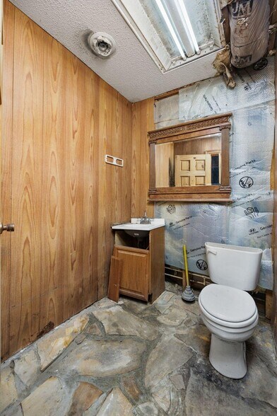 More Photos Of 504 S Harper Rd, Corinth Showroom For Sale