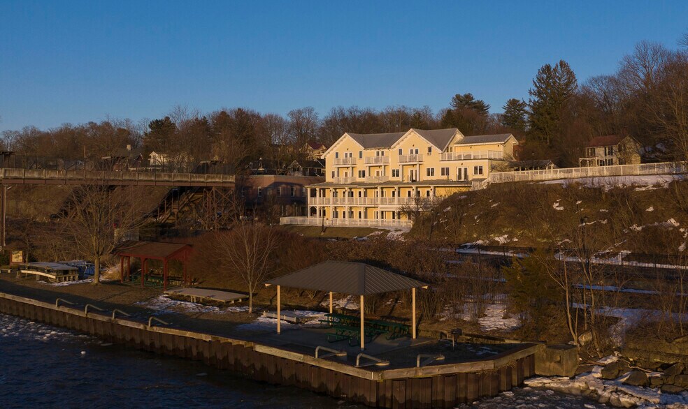 More Photos Of 4 Grinnell St, Rhinecliff Hotel For Lease