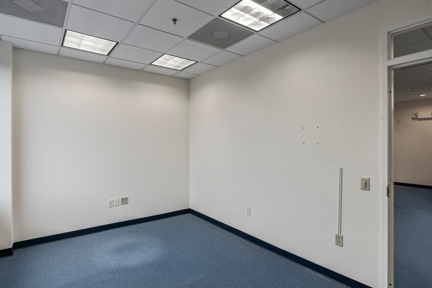 More Photos Of 19455 Deerfield Ave, Lansdowne Medical For Lease