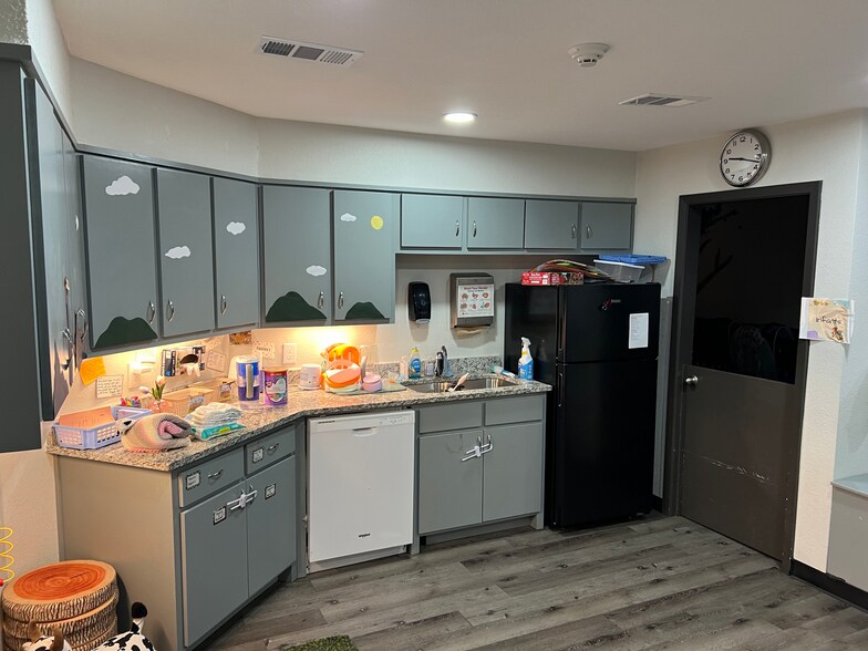 More Photos Of 1300 Fulton St, Denton Medical For Lease