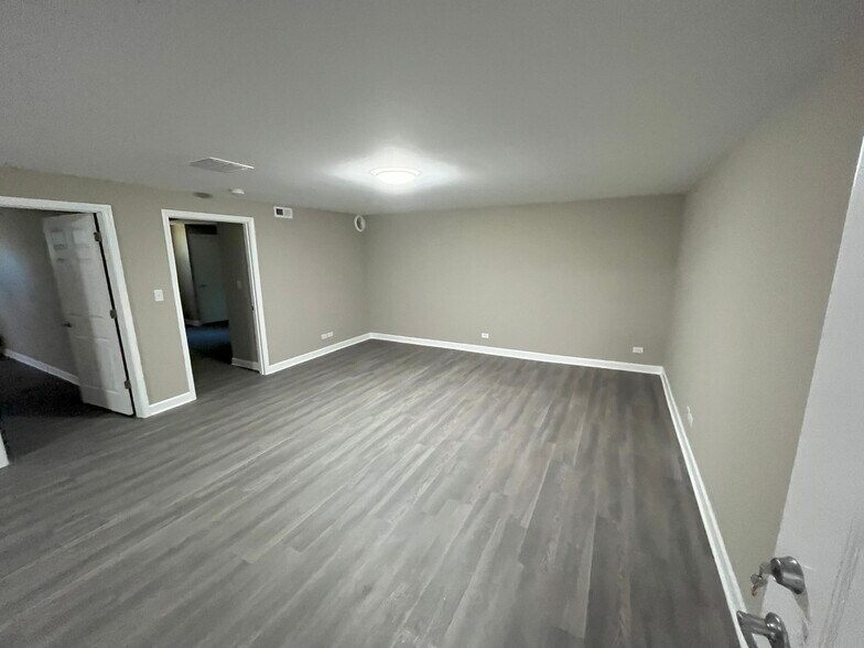 More Photos Of 126 W Maple Ave, Mundelein Apartments For Sale