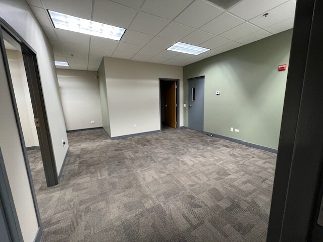 More Photos Of 2760 Beverly Dr, Aurora Warehouse For Lease