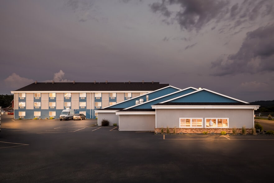 Primary Photo Of 50663 Oak Grove Rd, Osseo Hotel For Sale
