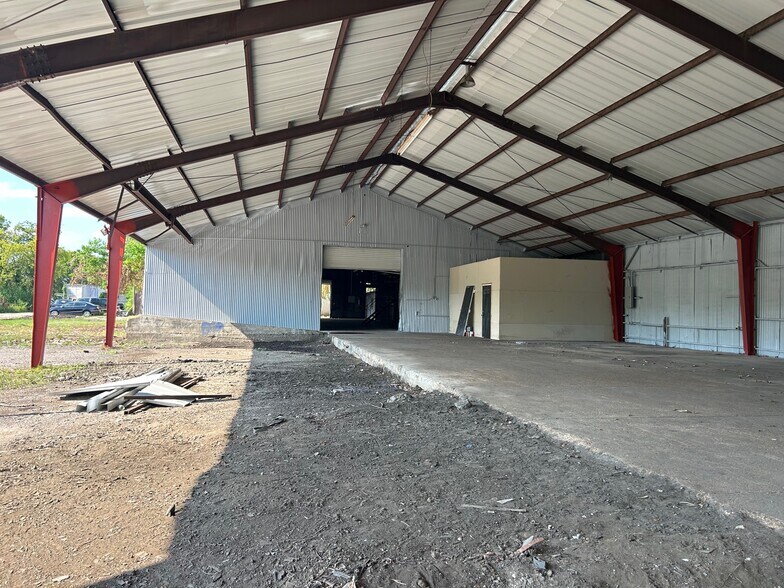 More Photos Of 15023 Main St, Houston Warehouse For Lease