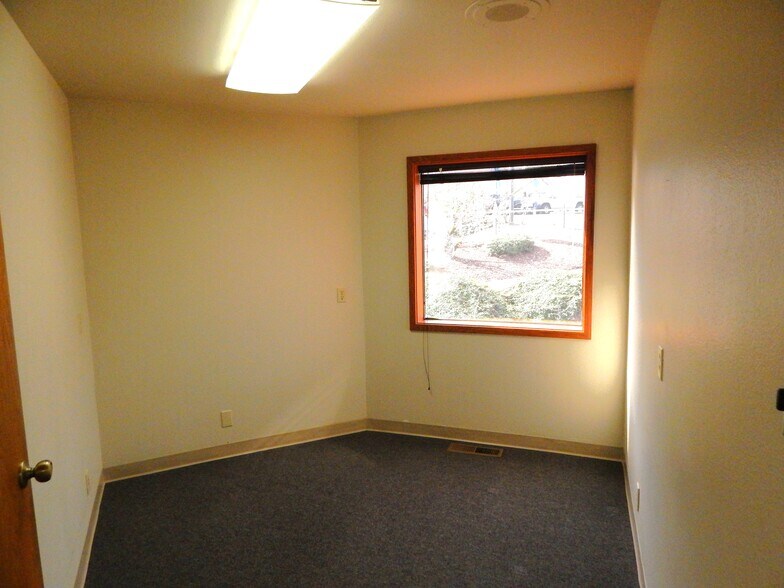 More Photos Of 272 Medical Loop, Roseburg Office For Sale