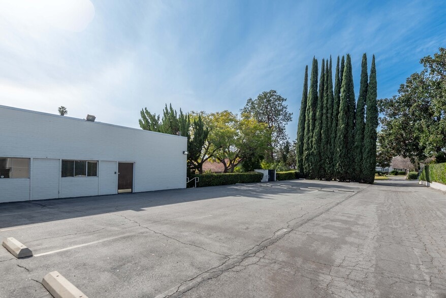 More Photos Of 2065-2095 Huntington Dr, San Marino Office For Sale