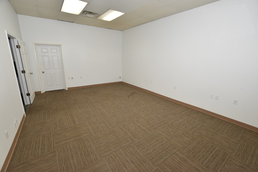 More Photos Of 5480-5488 Richfield Rd, Flint Unknown For Lease