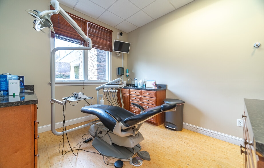 More Photos Of 30 Country Squire Dr, Cromwell Medical For Sale