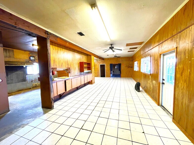 More Photos Of 423 W Plantation Dr, Clute Restaurant For Sale