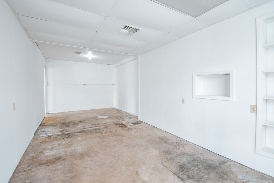 More Photos Of 305 N Laurent St, Victoria Flex For Sale