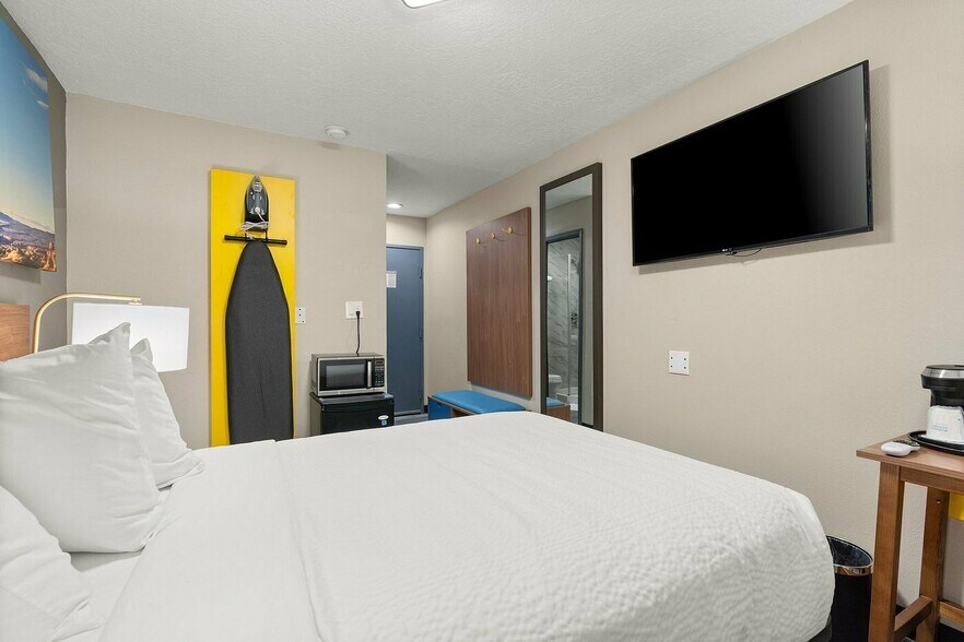 More Photos Of 1520 Candelaria Rd NE, Albuquerque Hotel For Sale