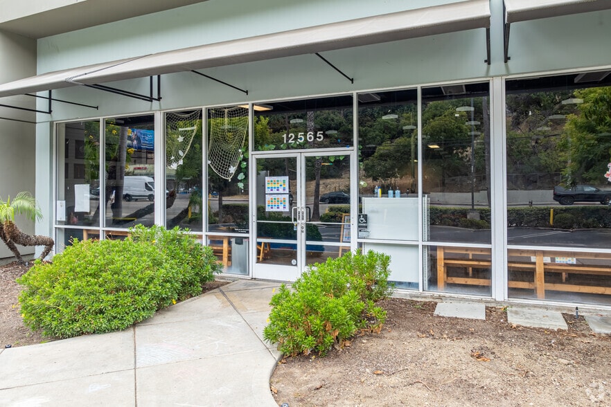 More Photos Of 12555-12565 Ventura Blvd, Studio City Department Store For Lease