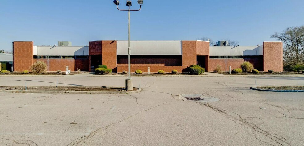 More Photos Of 7111 N Main St, Dayton Office For Sale