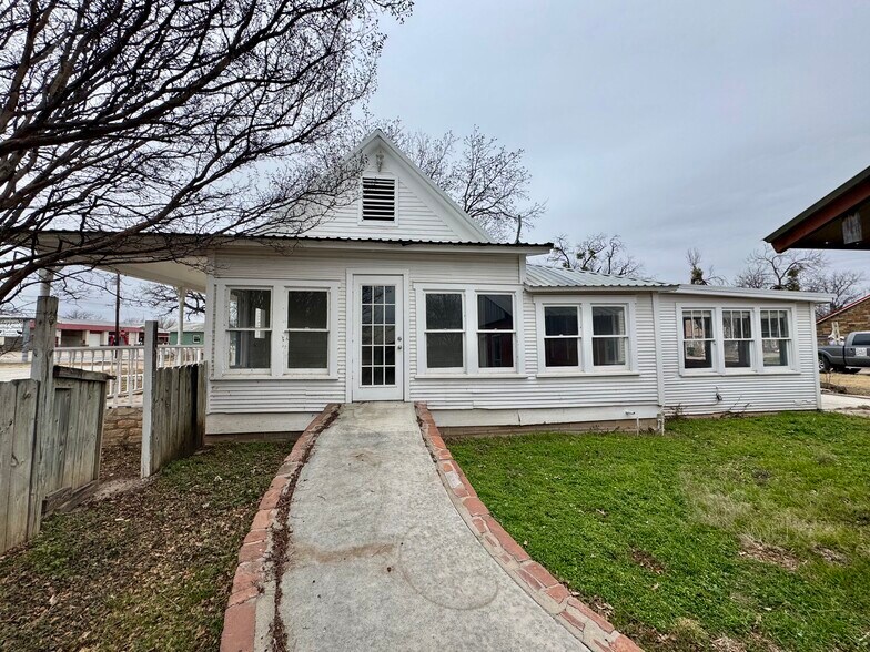 More Photos Of 608 W Wallace St, San Saba Restaurant For Sale