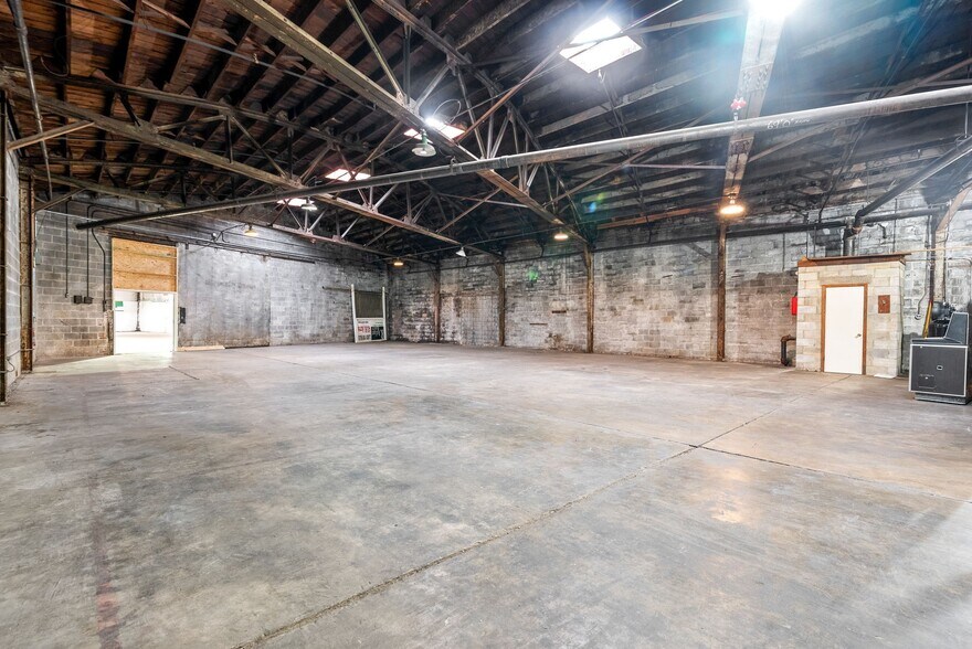 More Photos Of 1214 College St, Clarksville Warehouse For Lease