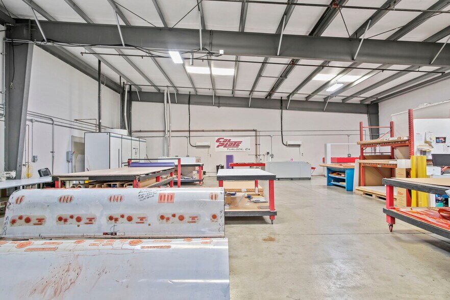 More Photos Of 2250-2298 MaryAnne Dr, Turlock Manufacturing For Sale