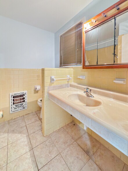 More Photos Of 1801 S 5th St, Leesville Hotel For Sale