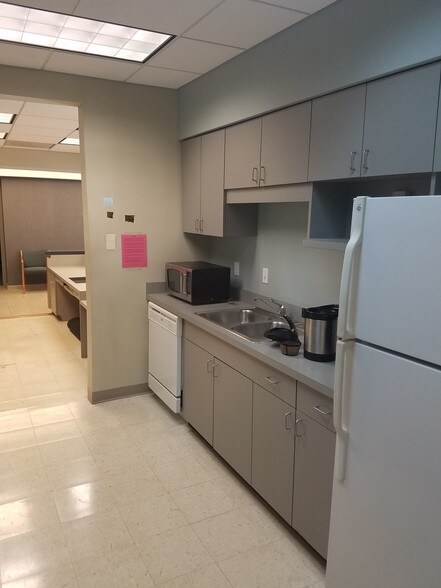 More Photos Of 3660 W Clay St, Saint Charles Office For Sale