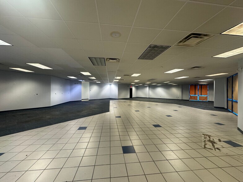 More Photos Of 1727 E Busch Blvd, Tampa Storefront For Lease